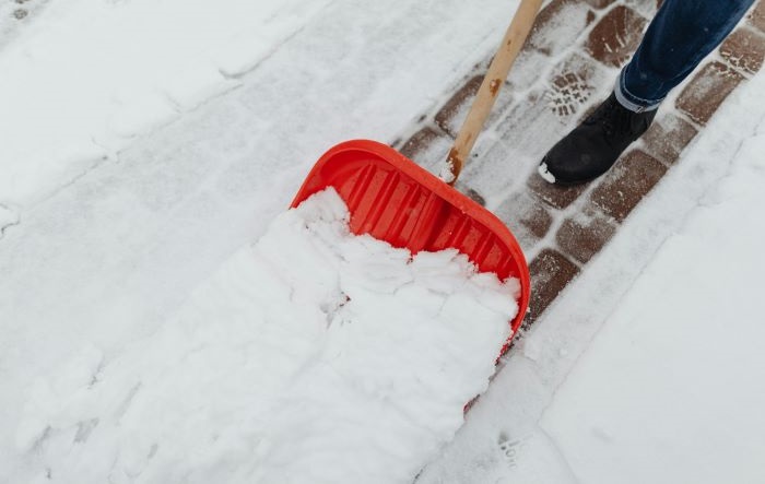 Snow removal from driveway and sidewalk in Philadelphia area